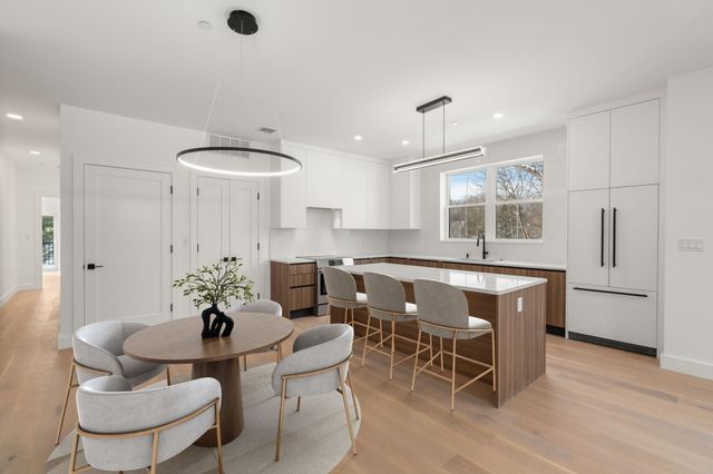 16 Stearns Rd 108, Wellesley, MA 02482