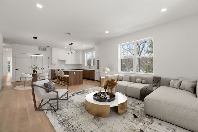 16 Stearns Rd 108, Wellesley, MA 02482