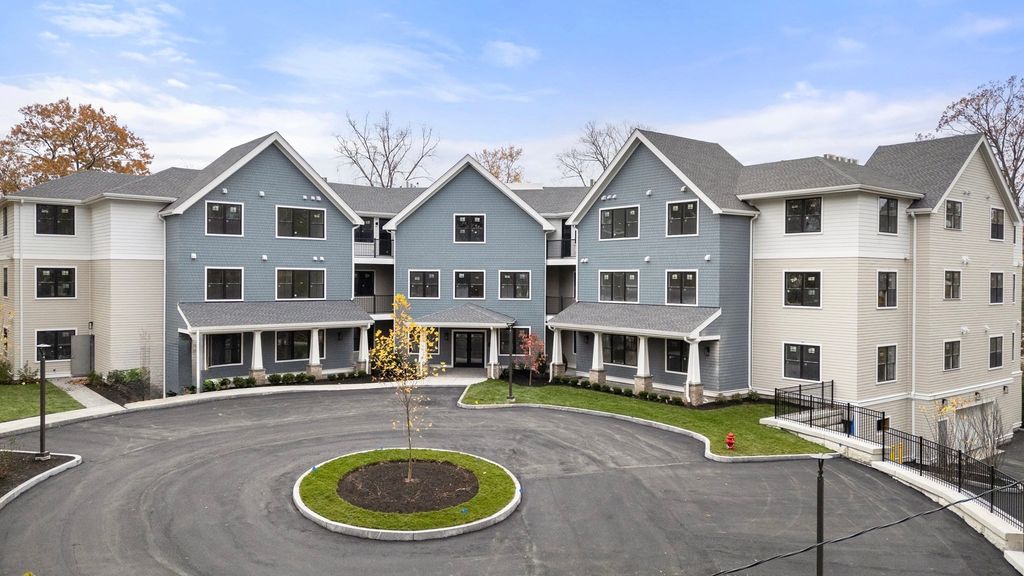 16 Stearns Rd 108, Wellesley, MA 02482