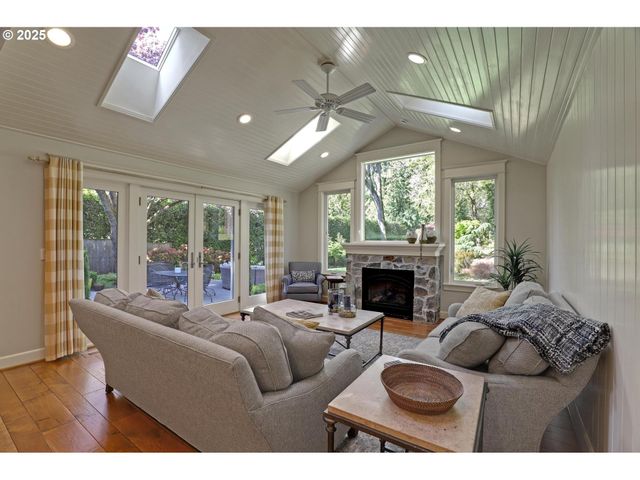 2735 GLEN EAGLES Rd, Lake Oswego, OR 97034