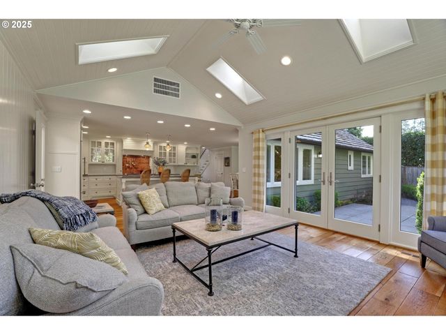 2735 GLEN EAGLES Rd, Lake Oswego, OR 97034