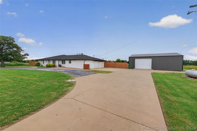 11736 E 450 Road, Claremore, OK 74017