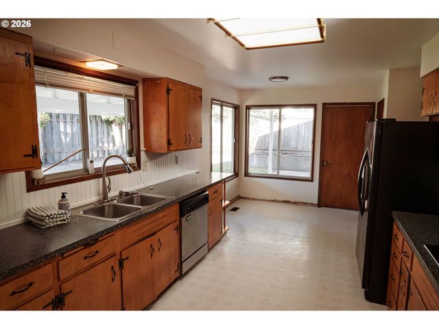 2085 Sw ROXBURY Ave, Portland, OR 97225