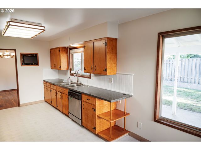 2085 Sw ROXBURY Ave, Portland, OR 97225