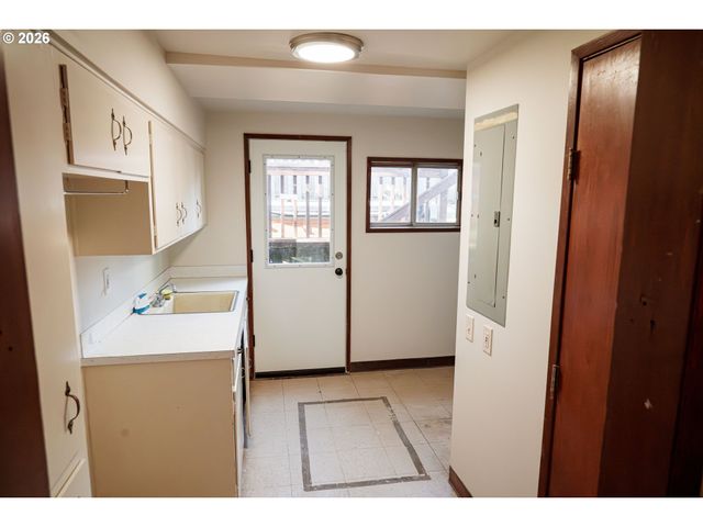 2085 Sw ROXBURY Ave, Portland, OR 97225