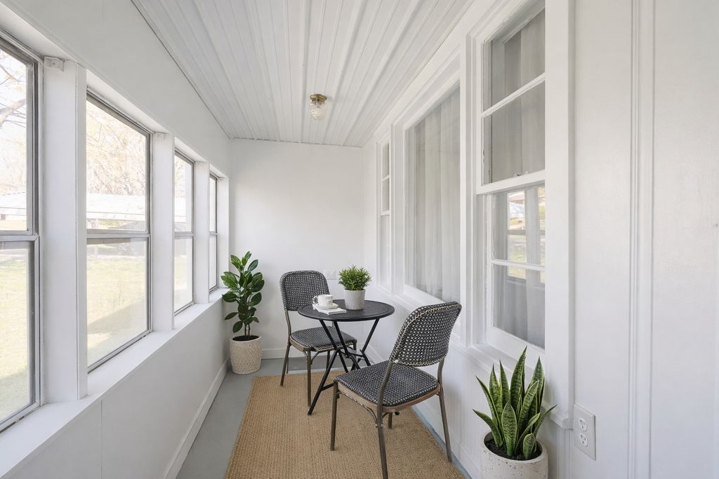 Image 2 of property listing at 905 Airport Road, Mt Vernon, IL 62864