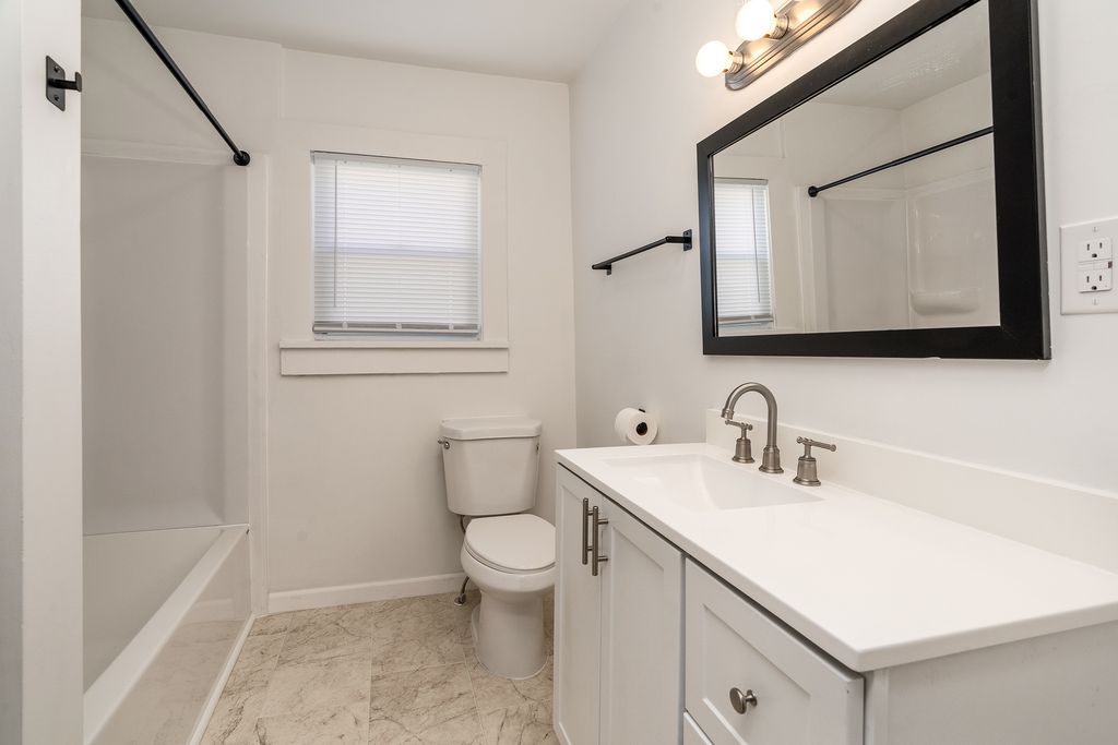 Image 11 of property listing at 905 Airport Road, Mt Vernon, IL 62864