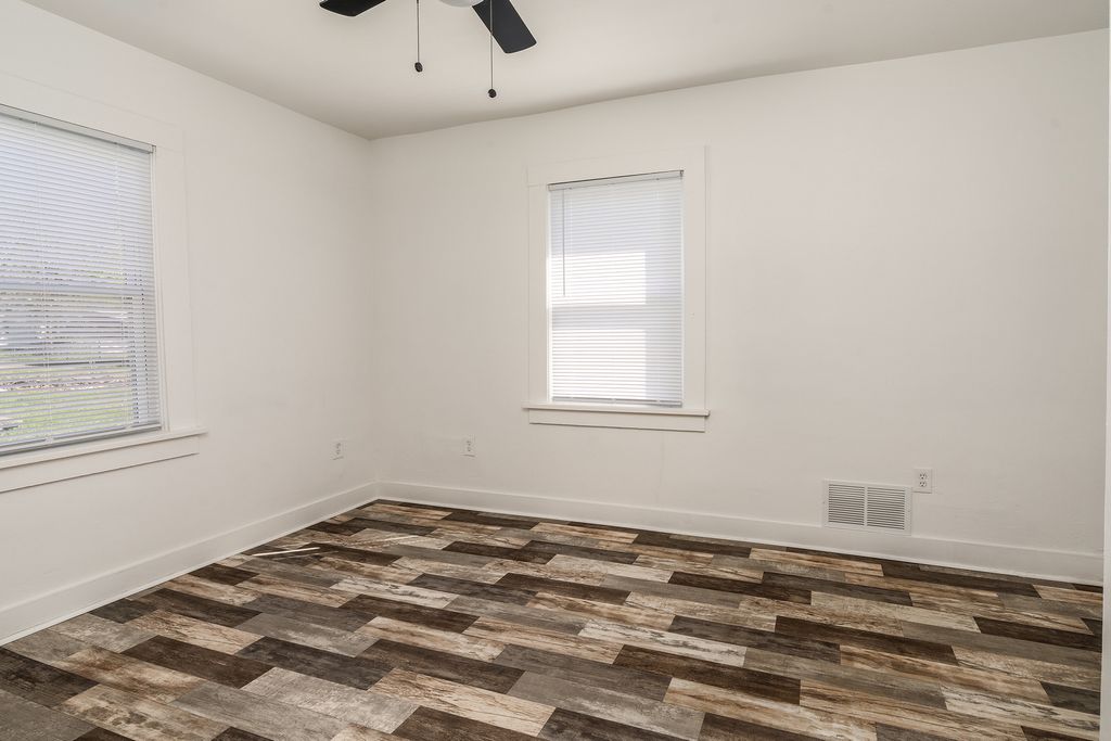 Image 13 of property listing at 905 Airport Road, Mt Vernon, IL 62864