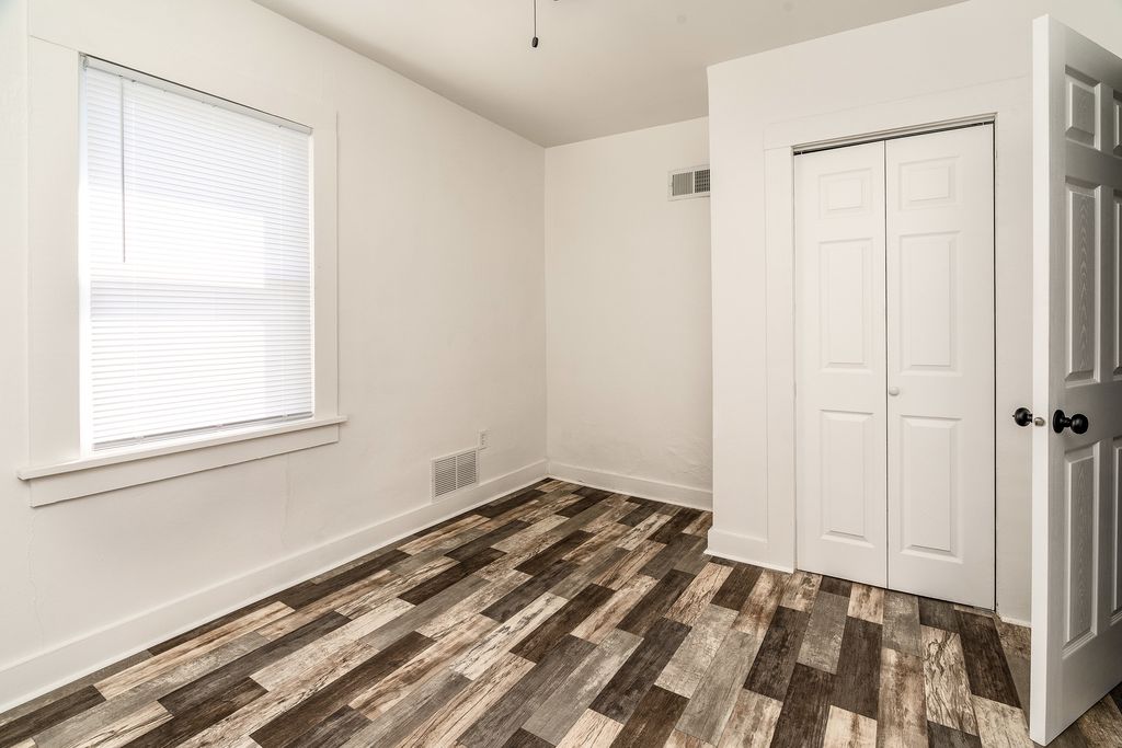 Image 14 of property listing at 905 Airport Road, Mt Vernon, IL 62864