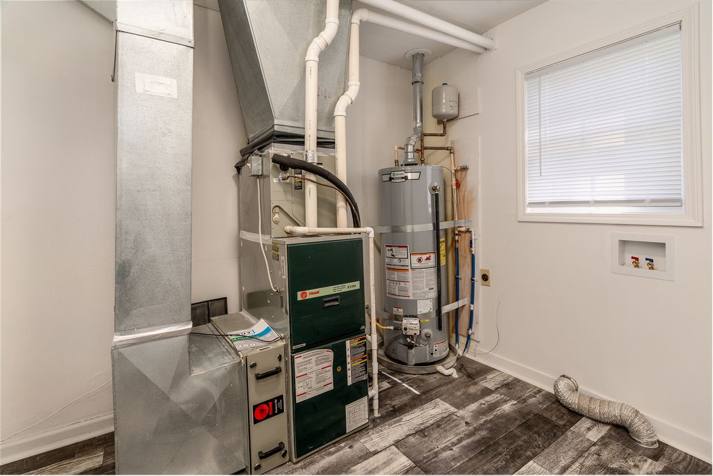 Image 15 of property listing at 905 Airport Road, Mt Vernon, IL 62864