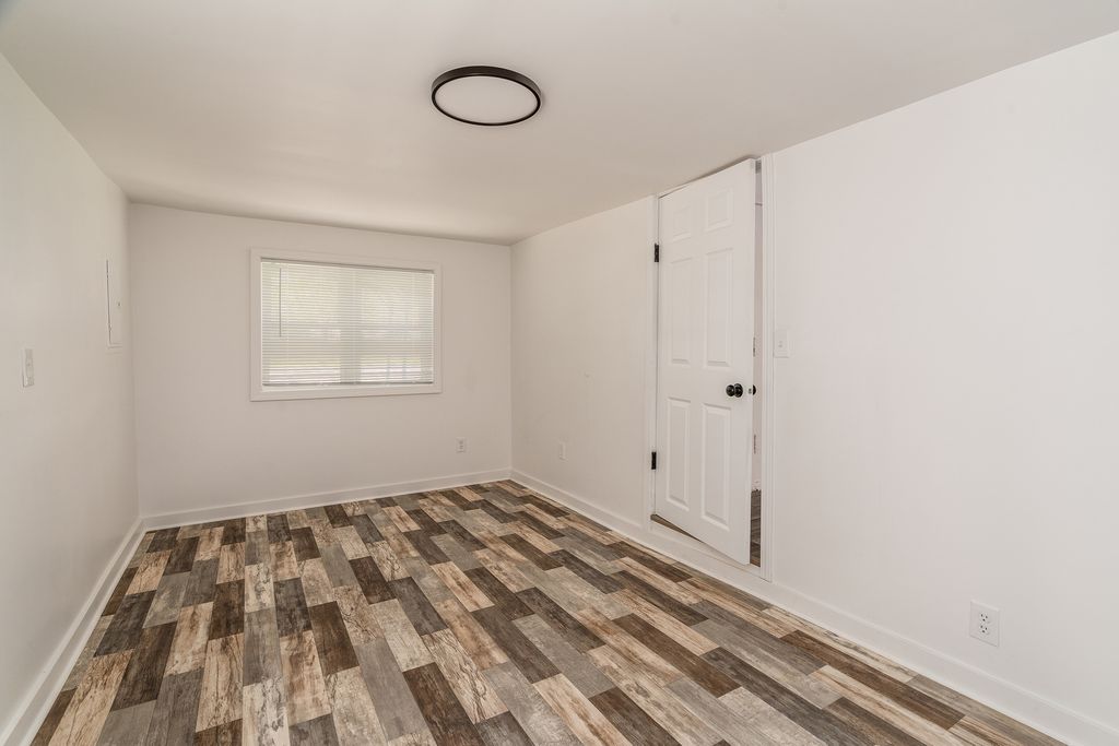 Image 17 of property listing at 905 Airport Road, Mt Vernon, IL 62864