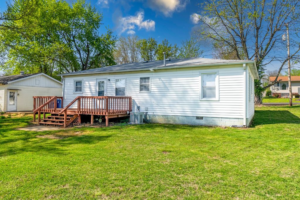 Image 19 of property listing at 905 Airport Road, Mt Vernon, IL 62864