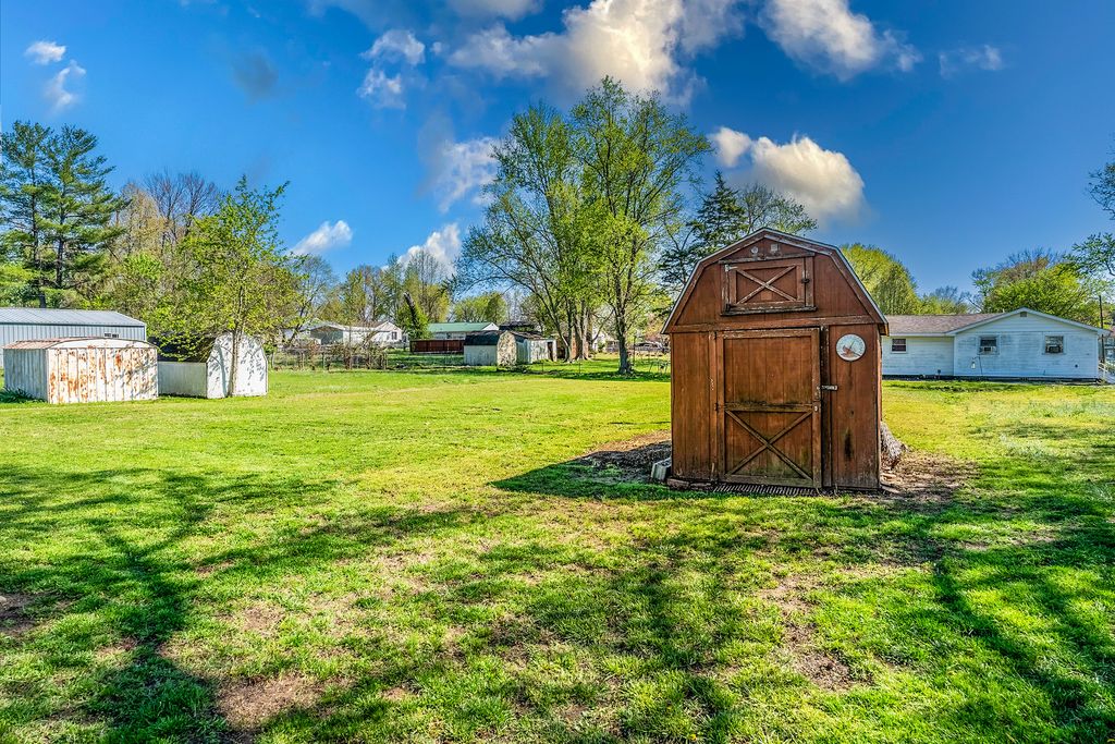 Image 20 of property listing at 905 Airport Road, Mt Vernon, IL 62864