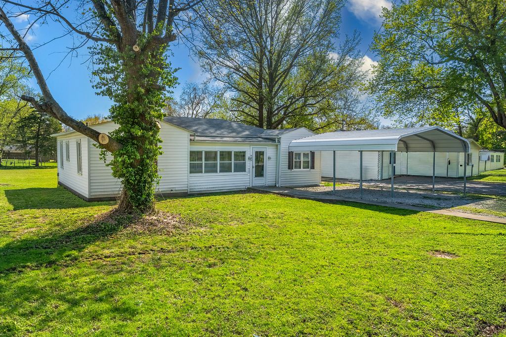 Image 21 of property listing at 905 Airport Road, Mt Vernon, IL 62864