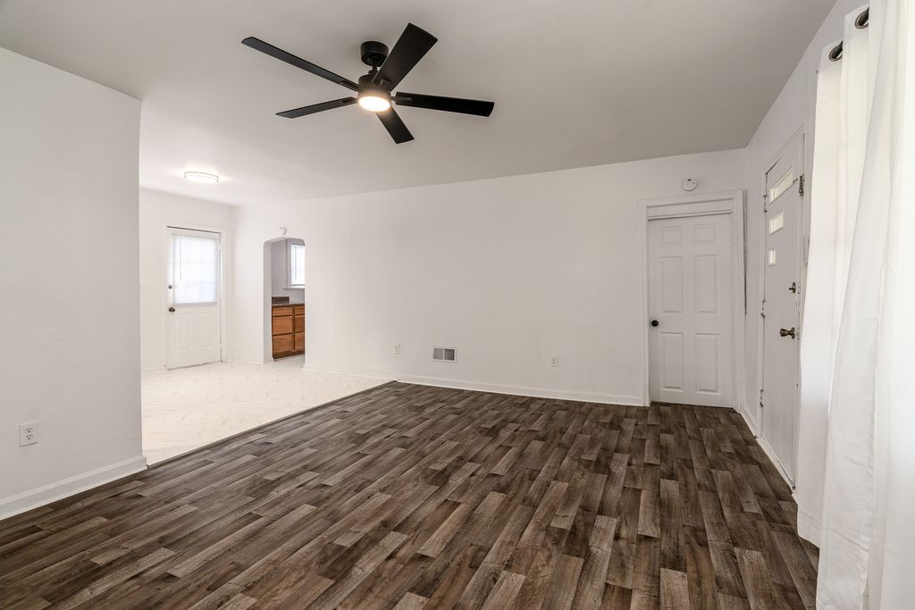 Image 5 of property listing at 905 Airport Road, Mt Vernon, IL 62864