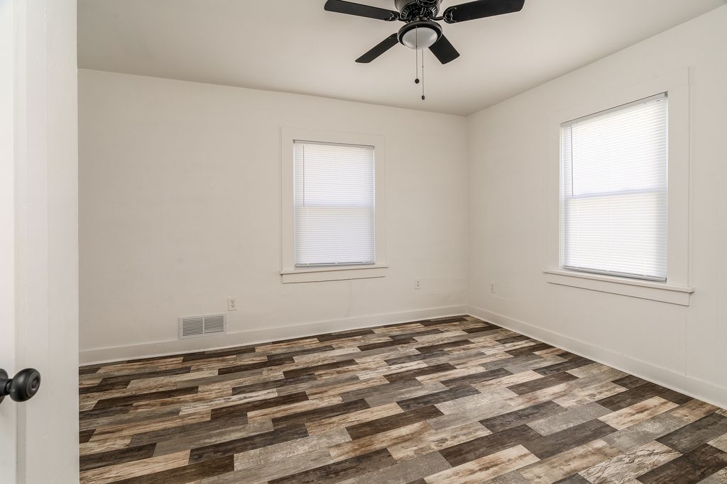 Image 9 of property listing at 905 Airport Road, Mt Vernon, IL 62864