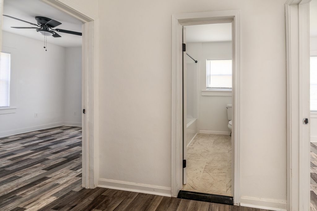 Image 10 of property listing at 905 Airport Road, Mt Vernon, IL 62864