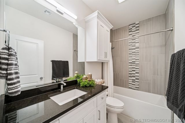 7201 N Hawthorne Lane, Owasso, OK 74055