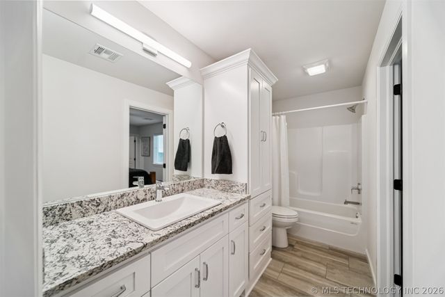 7201 N Hawthorne Lane, Owasso, OK 74055