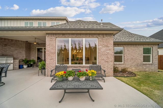 7201 N Hawthorne Lane, Owasso, OK 74055