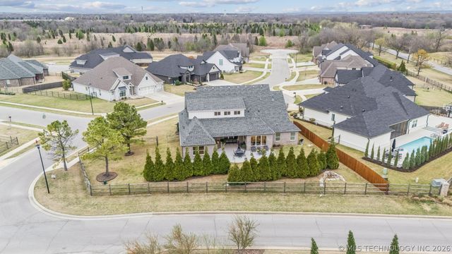 7201 N Hawthorne Lane, Owasso, OK 74055