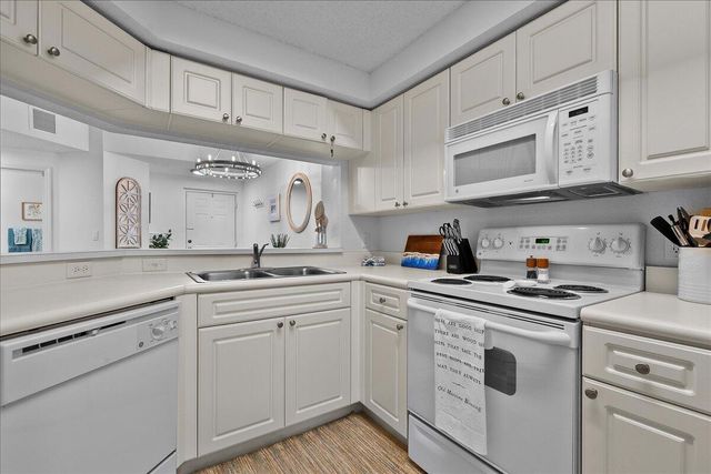 3020 Alcazar Place 308, Palm Beach Gardens, FL 33410