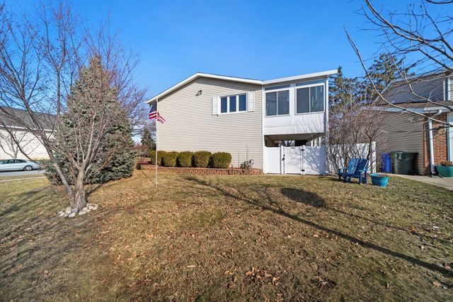 1101 S LAVERGNE Drive, Mount Prospect, IL 60056