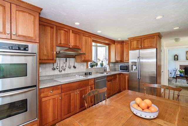 7 Woodleigh Rd, Natick, MA 01760