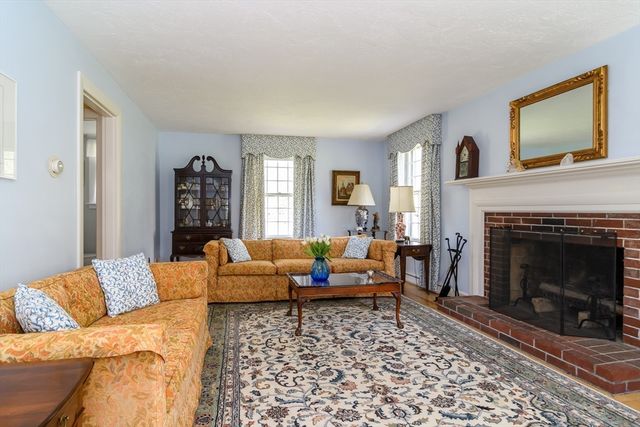 7 Woodleigh Rd, Natick, MA 01760