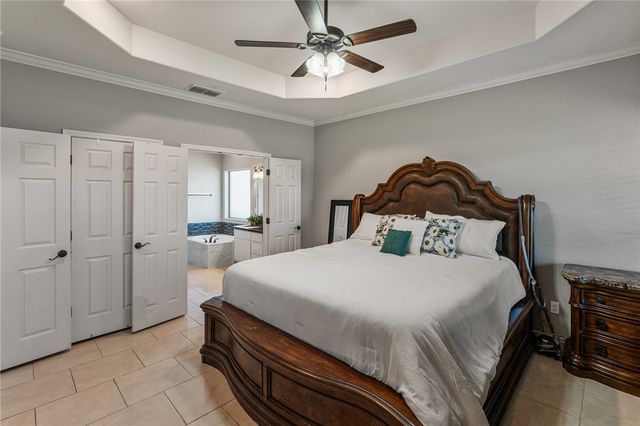 1424 Del Mar Dr, Kingsville, TX 78363