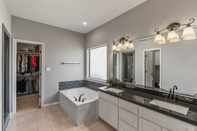 1424 Del Mar Dr, Kingsville, TX 78363