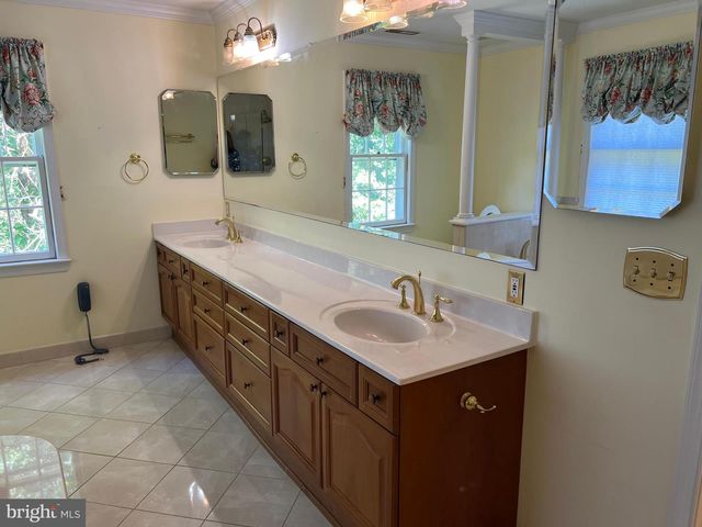 10220 CEDAR POND DR, Vienna, VA 22182