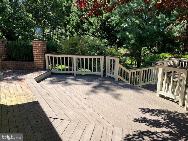 10220 CEDAR POND DR, Vienna, VA 22182
