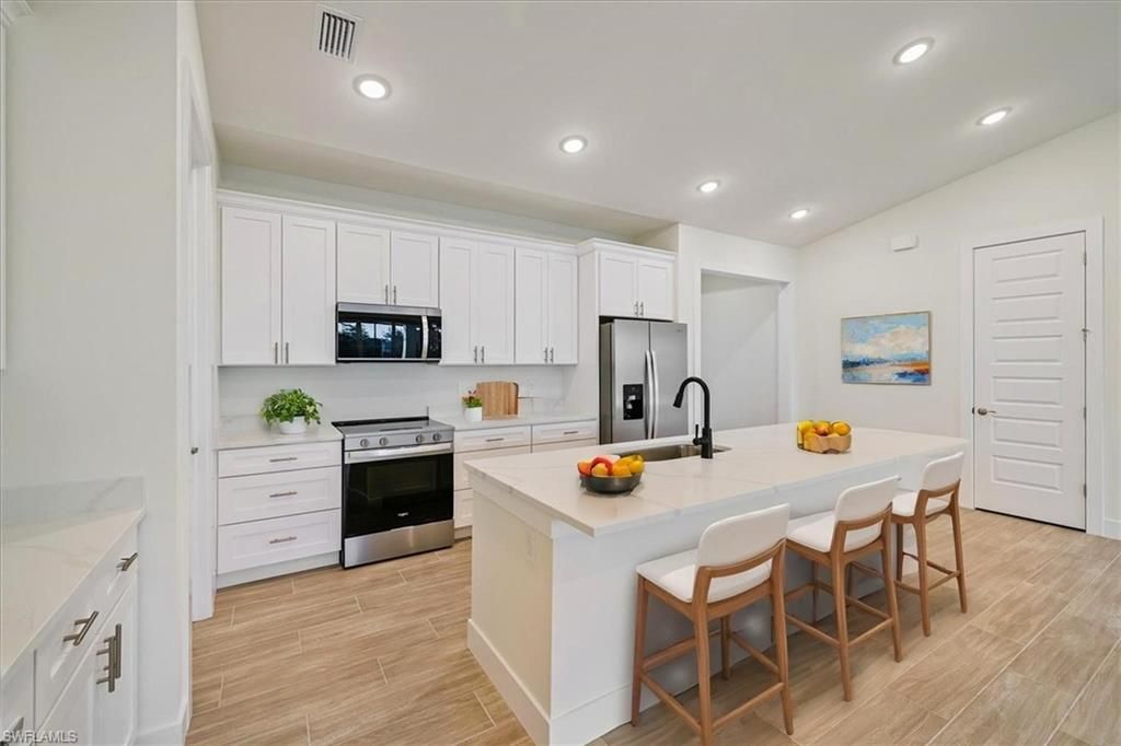 Image 4 of property listing at 1220 SE 5th TER, Cape Coral, FL 33990