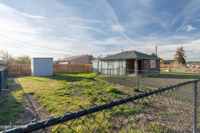 S 1910 7th Ave, Union Gap, WA 98903