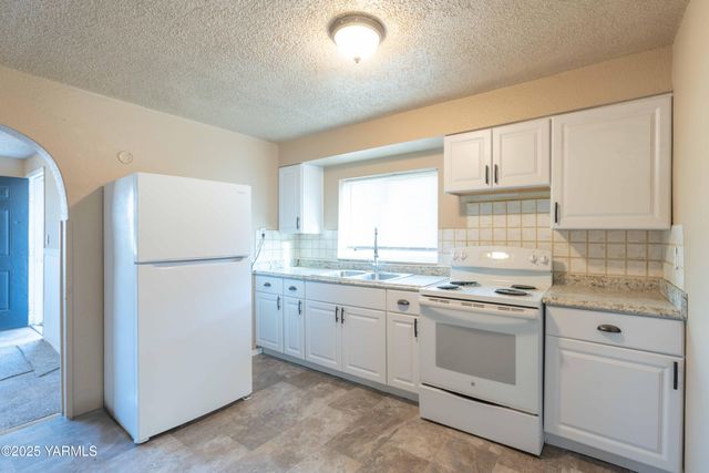 S 1910 7th Ave, Union Gap, WA 98903