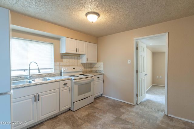 S 1910 7th Ave, Union Gap, WA 98903