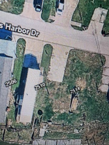 2514 Bay Oaks Harbor Drive, Baytown, TX 77523