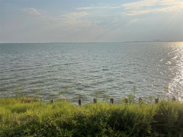 2514 Bay Oaks Harbor Drive, Baytown, TX 77523