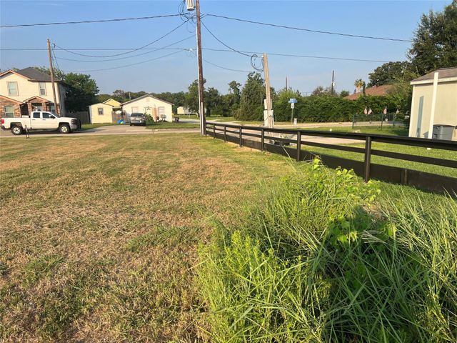 2514 Bay Oaks Harbor Drive, Baytown, TX 77523