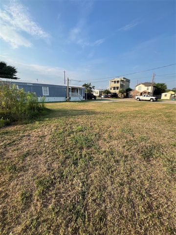 2514 Bay Oaks Harbor Drive, Baytown, TX 77523