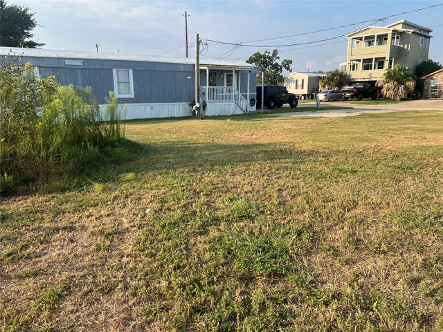 2514 Bay Oaks Harbor Drive, Baytown, TX 77523