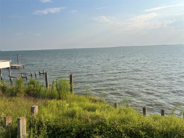 2514 Bay Oaks Harbor Drive, Baytown, TX 77523