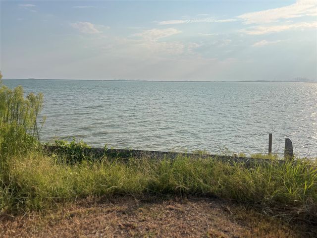 2514 Bay Oaks Harbor Drive, Baytown, TX 77523
