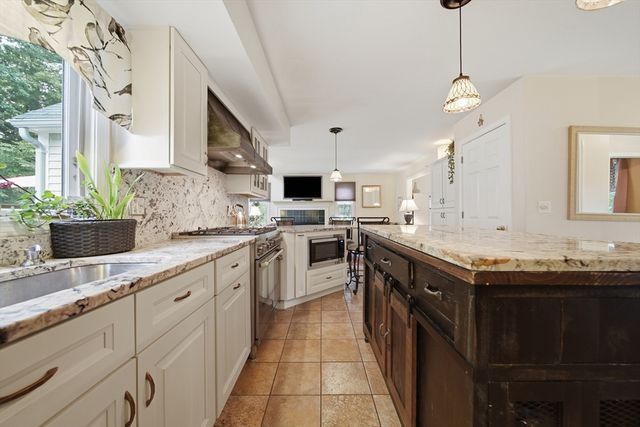 5 Nursery Rd, Pepperell, MA 01463