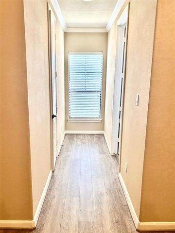 1049 W 22nd Street H, Houston, TX 77008