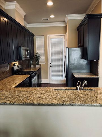 1049 W 22nd Street H, Houston, TX 77008