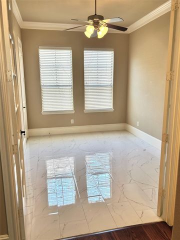 1049 W 22nd Street H, Houston, TX 77008