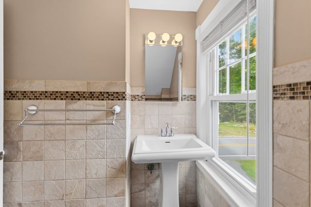 10 Pine St, Westford, MA 01886