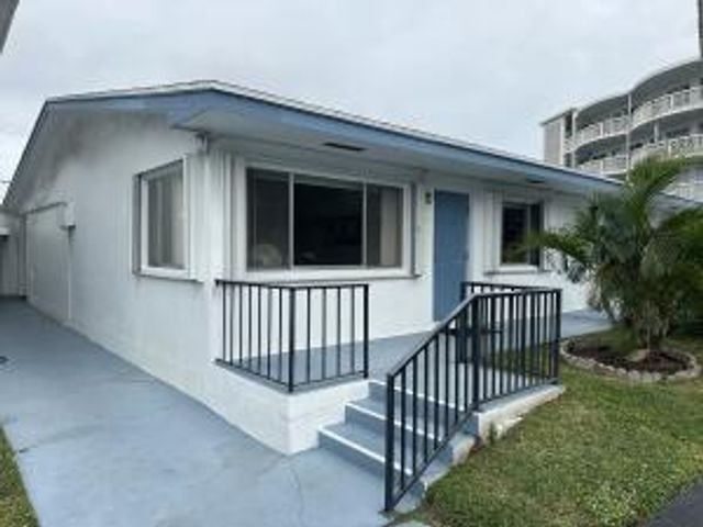 2440 Lake Osborne Drive 201, Lake Worth Beach, FL 33461